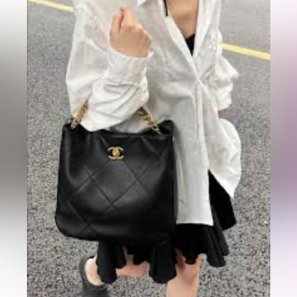 Chanel Easy Mood Hobo Quilted Black Leather Bag with Gold Chain - Picture 4 of 13